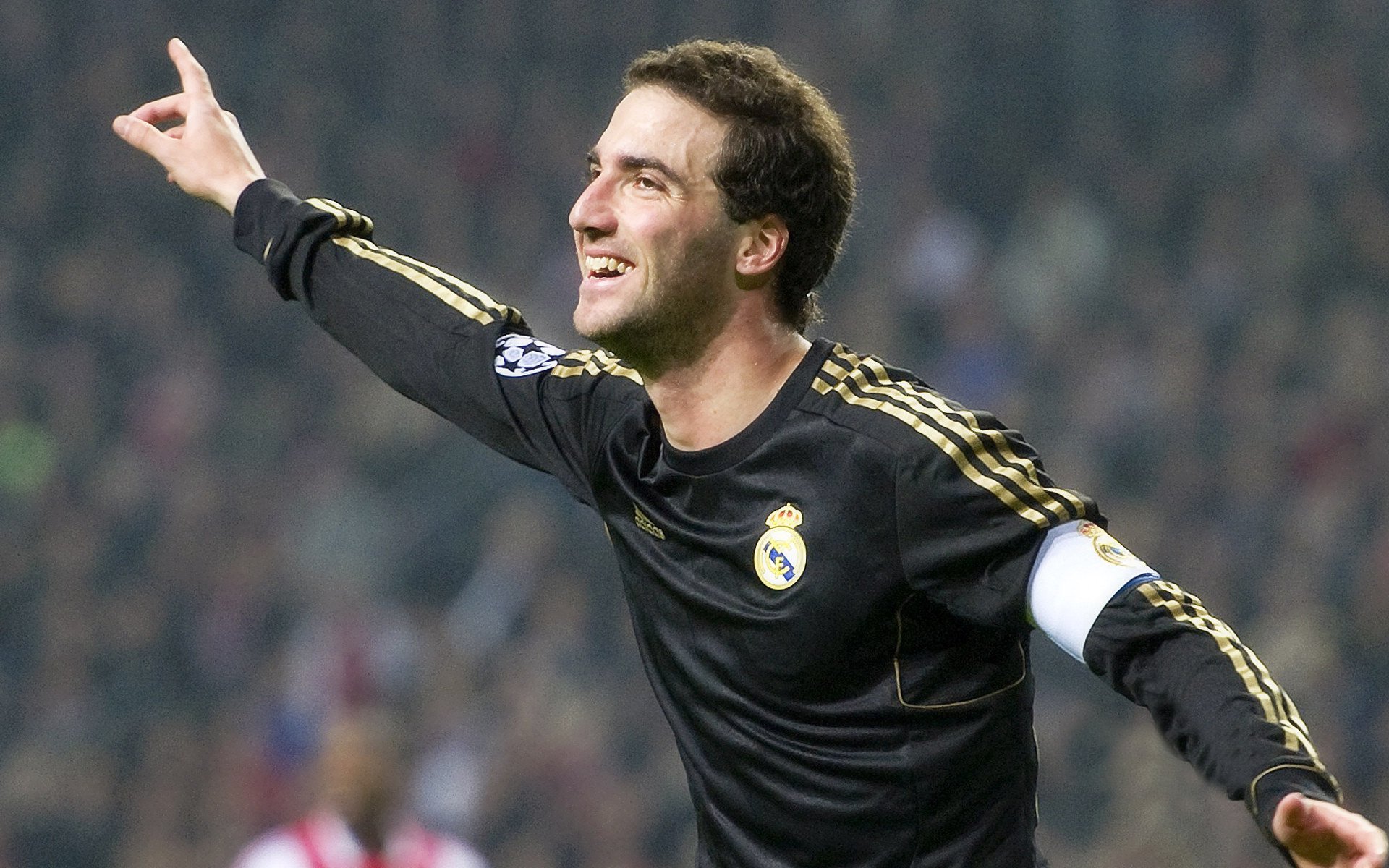 传奇教练的战术秘密，助力球队持续冲冠，传奇主教练